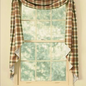 Farmhouse Country Curtains by Park Design Fishtail Swag
